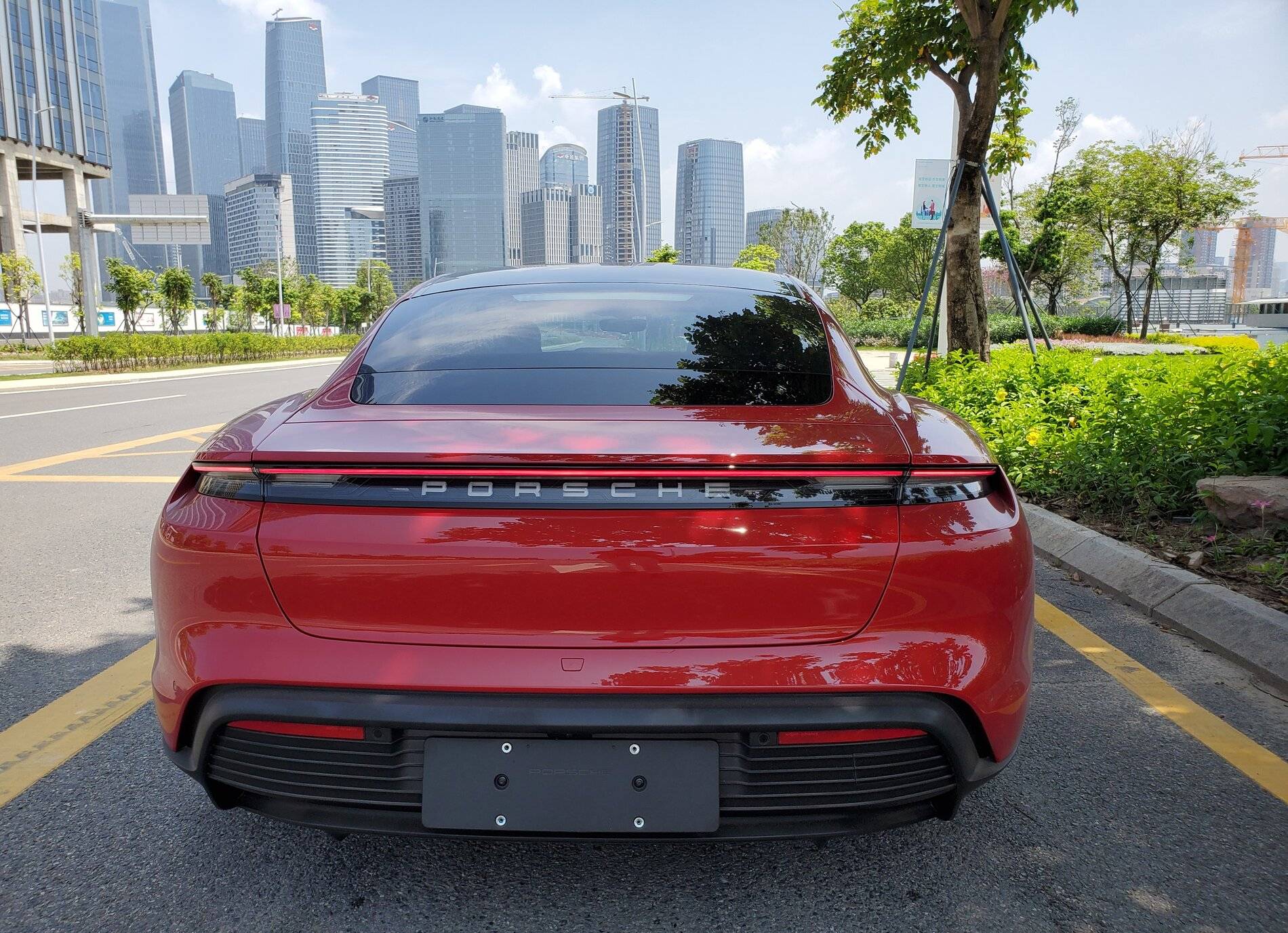 Porsche Taycan CARMINE RED Taycan Club 20200824_114142