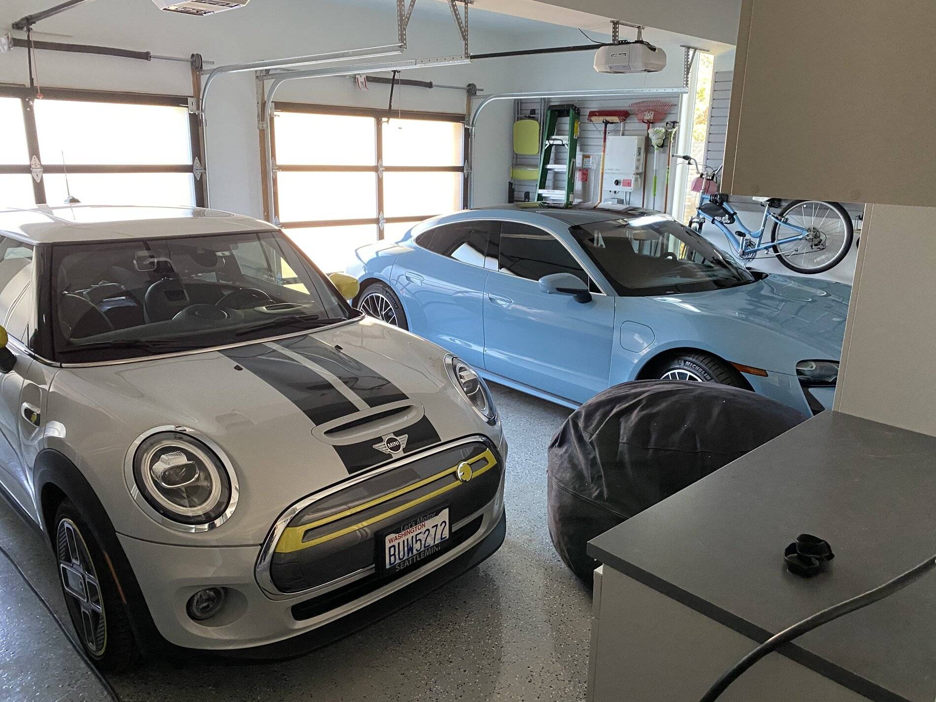 Porsche Taycan FROZEN BLUE Taycan Club D9B82AAD-B64D-495E-923F-9E326AC39C31