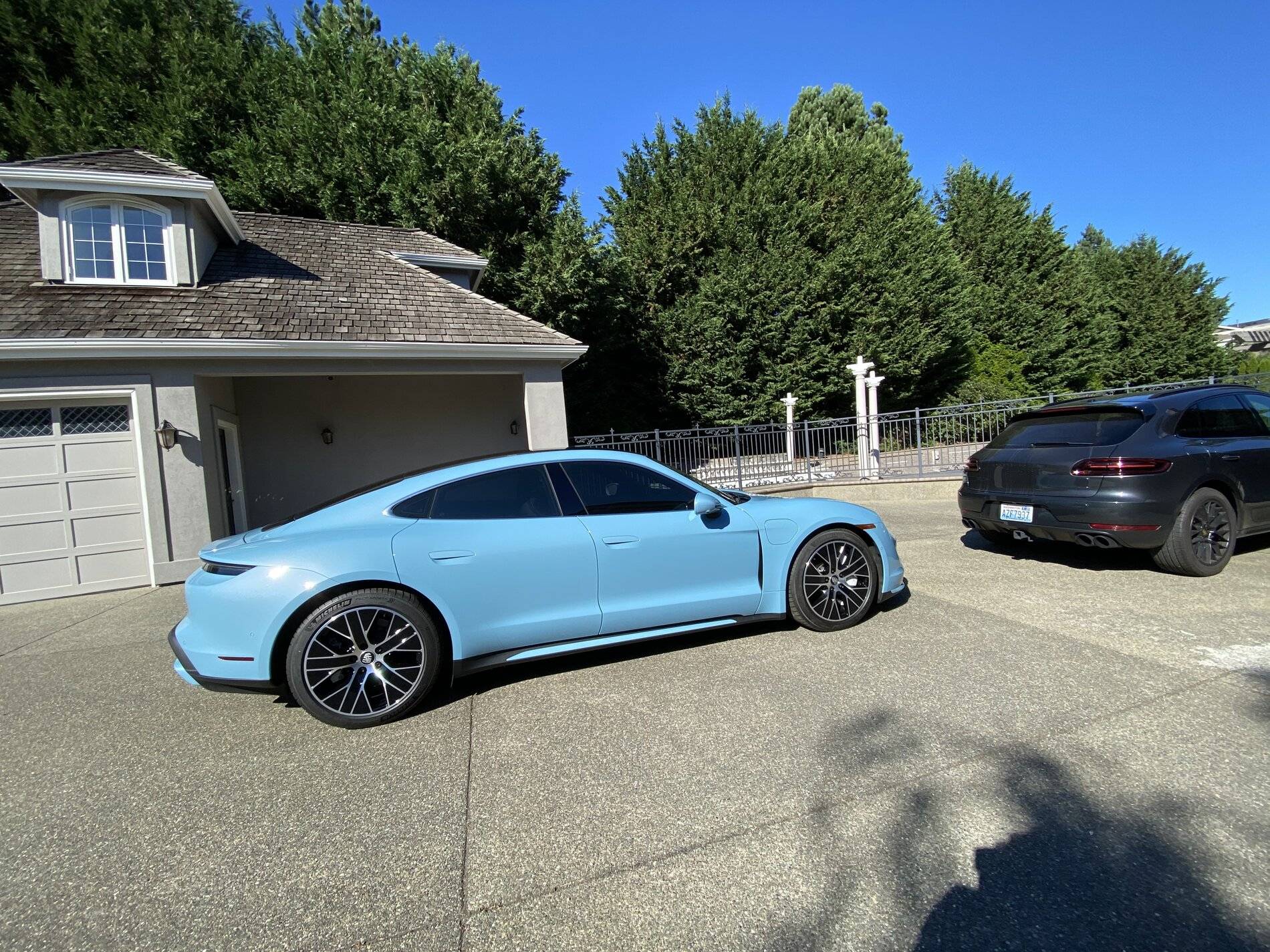 Porsche Taycan FROZEN BLUE Taycan Club 040B9657-27B3-4C01-B6E1-8DB2C7B2829F