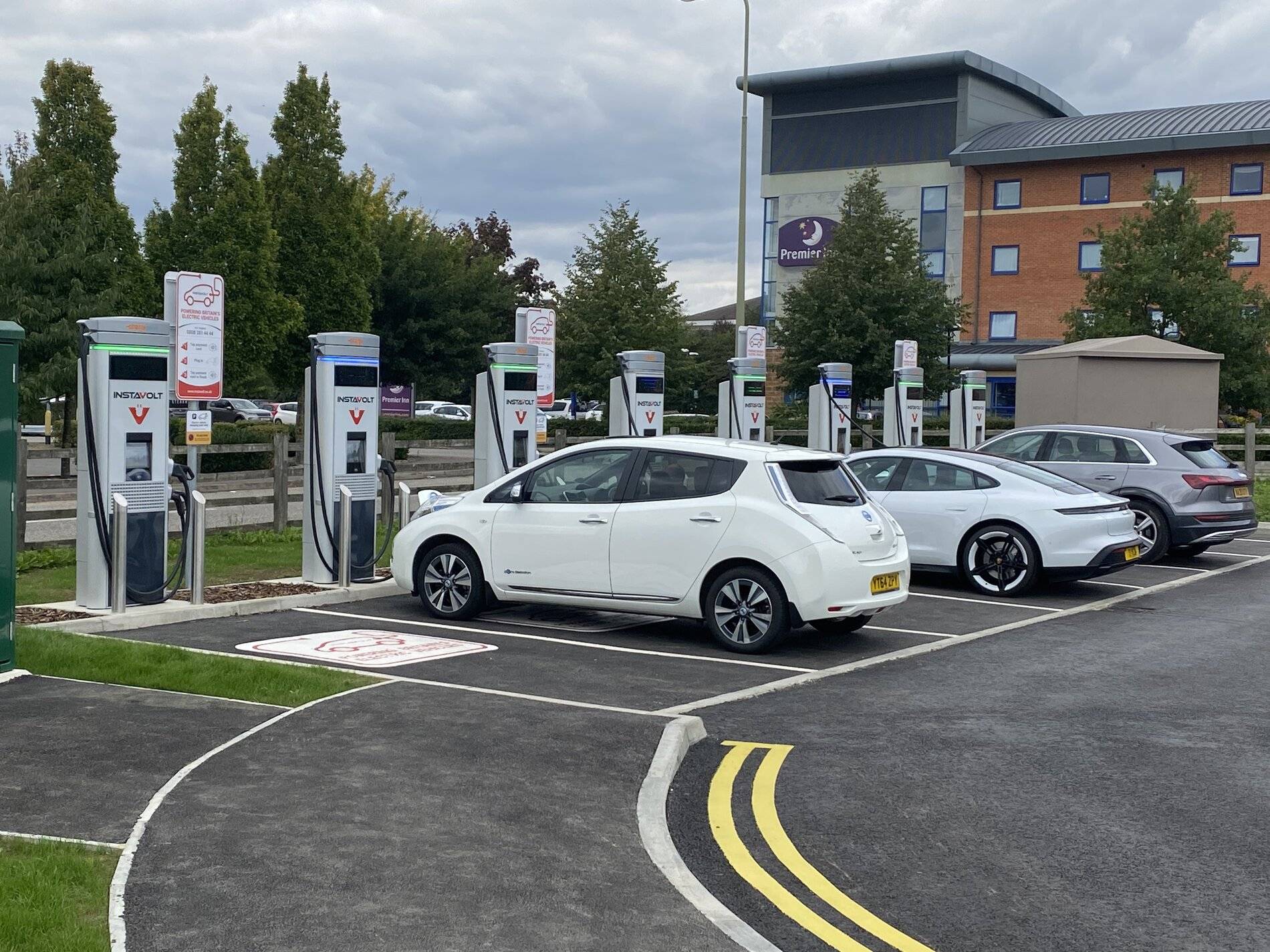 Porsche Taycan Instavolt Charging Hub - Banbury IMG_5568