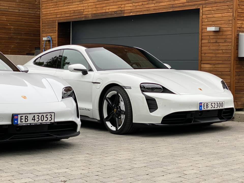 Porsche Taycan White Colour Range Comparison wt1