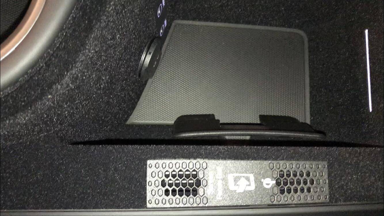 Porsche Taycan No Qi Wireless Charger in armrest 3A4F3204-C511-48F0-A1E2-9E9B8C3CE9D6