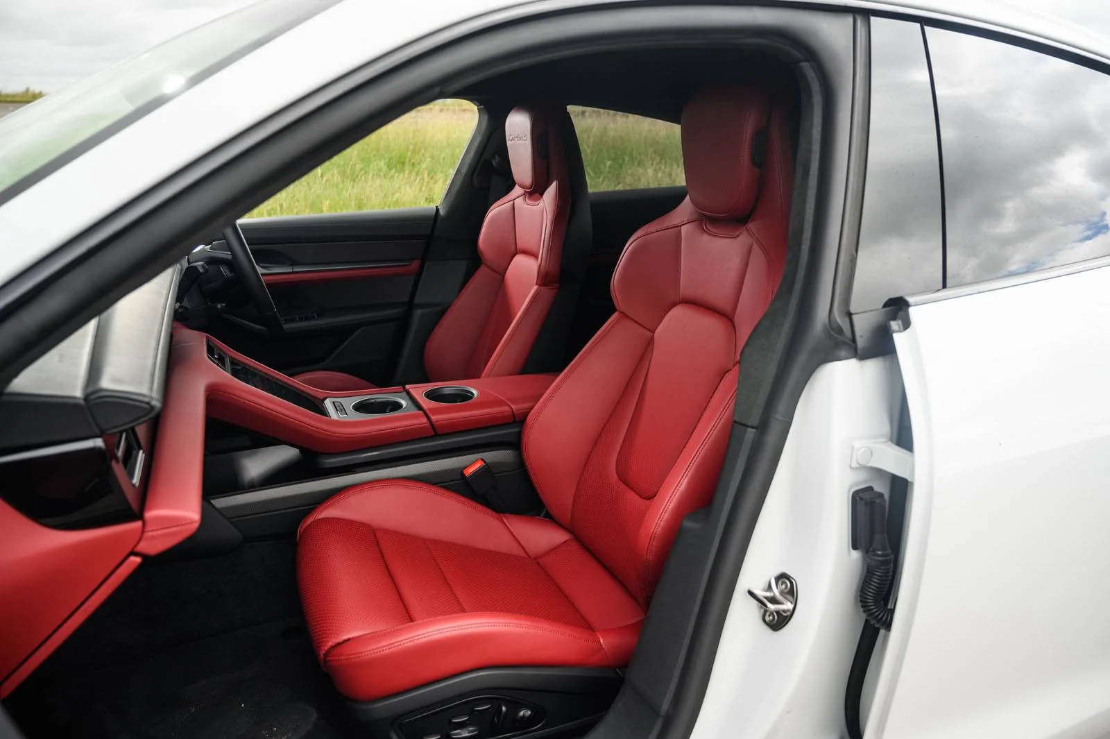 Porsche Taycan Storage space under centre console 9-porsche-taycan-2020-rt-cabin