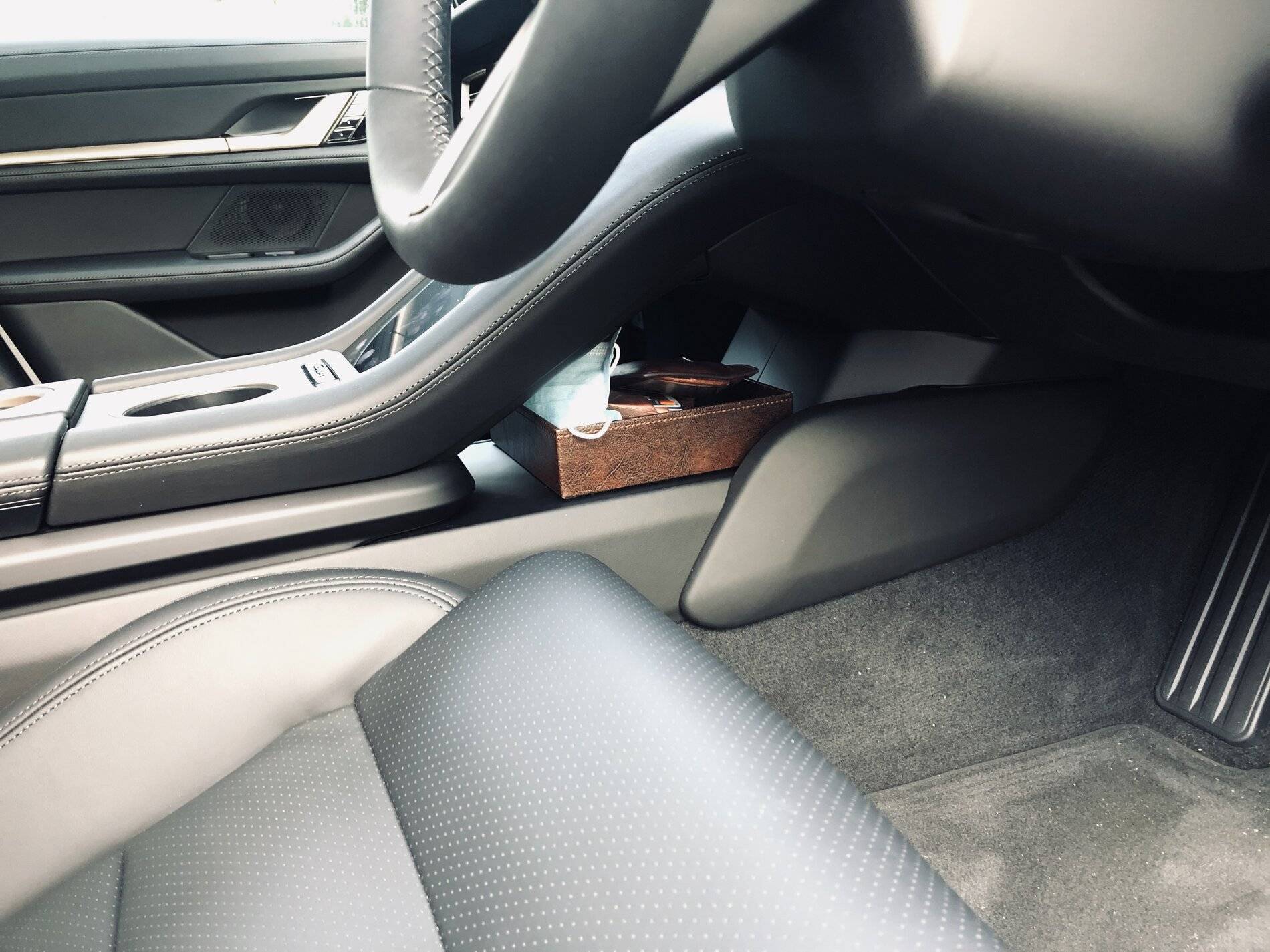 Porsche Taycan Storage space under centre console IMG_9538