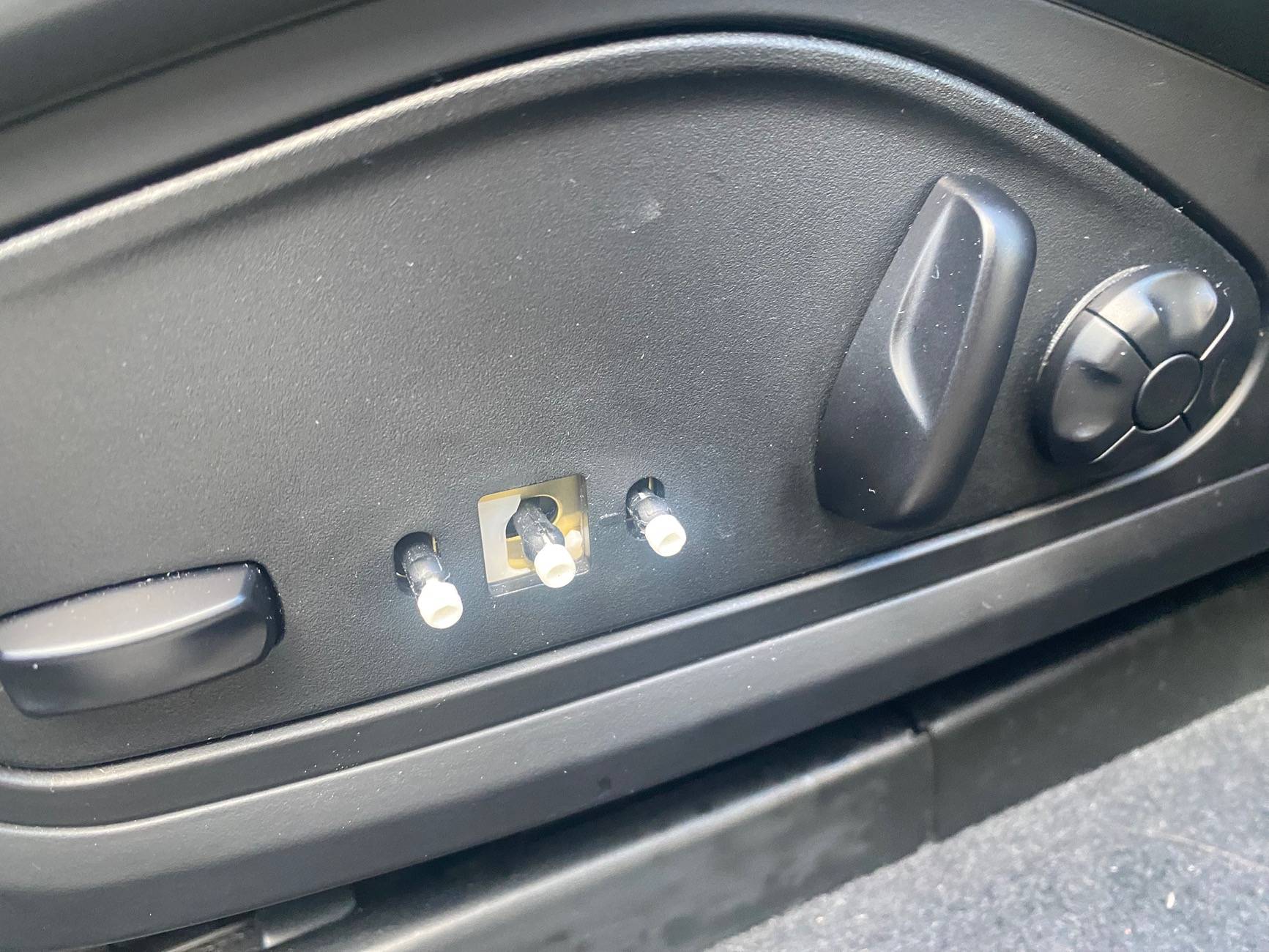 Porsche Taycan Seat button fell off IMG_0244