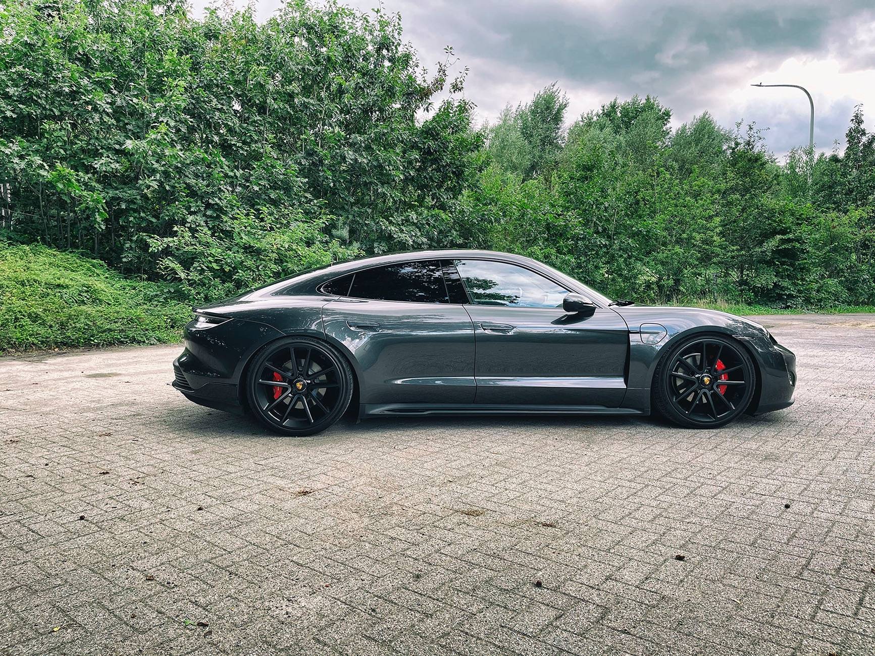 Porsche Taycan Porsche Taycan 4S perfect lowering with droplinks IMG_1032_low