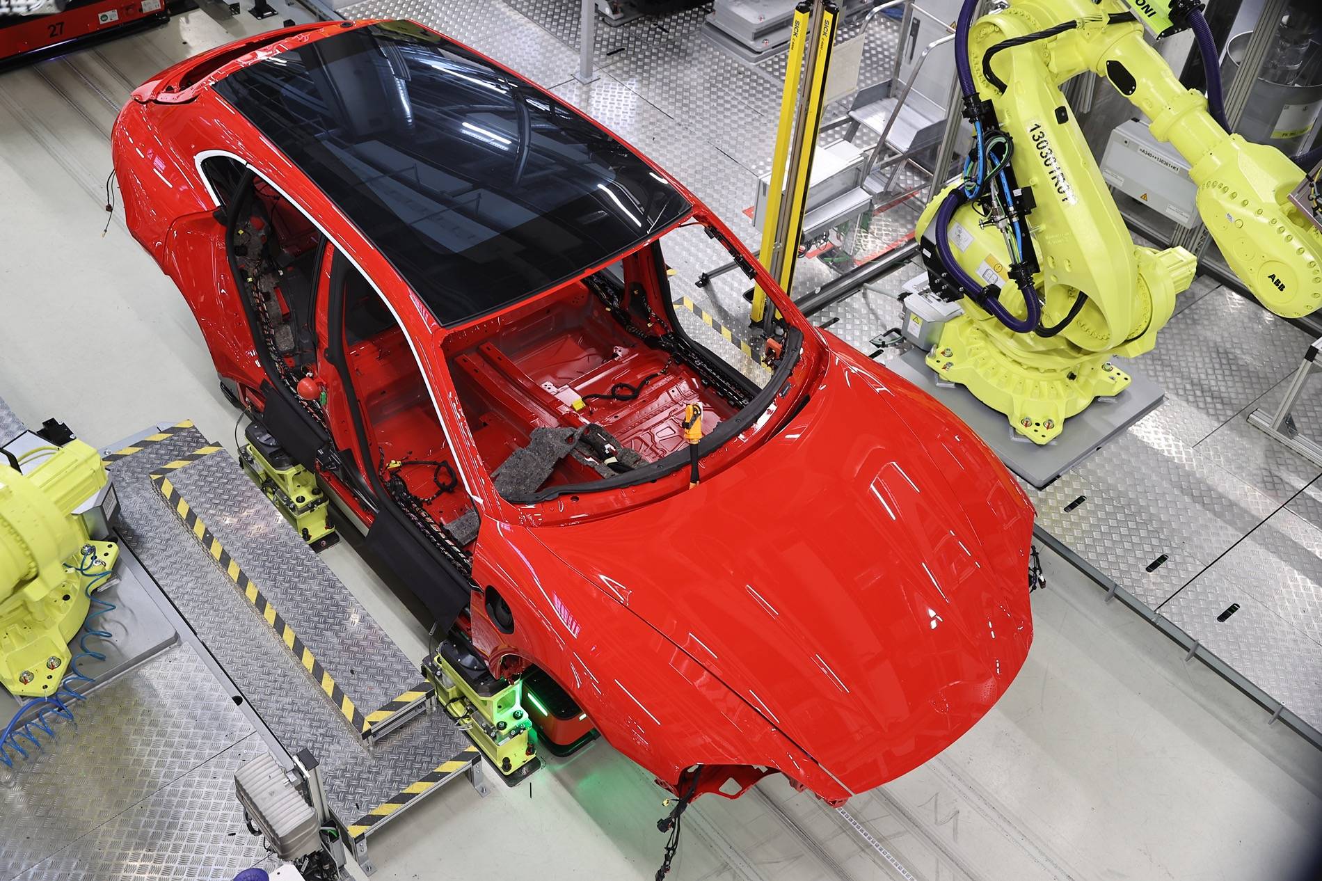 Porsche Taycan Not long to go… Taycan_Turbo_S_Sport_Turismo_Taycan_assembly_installation_roof