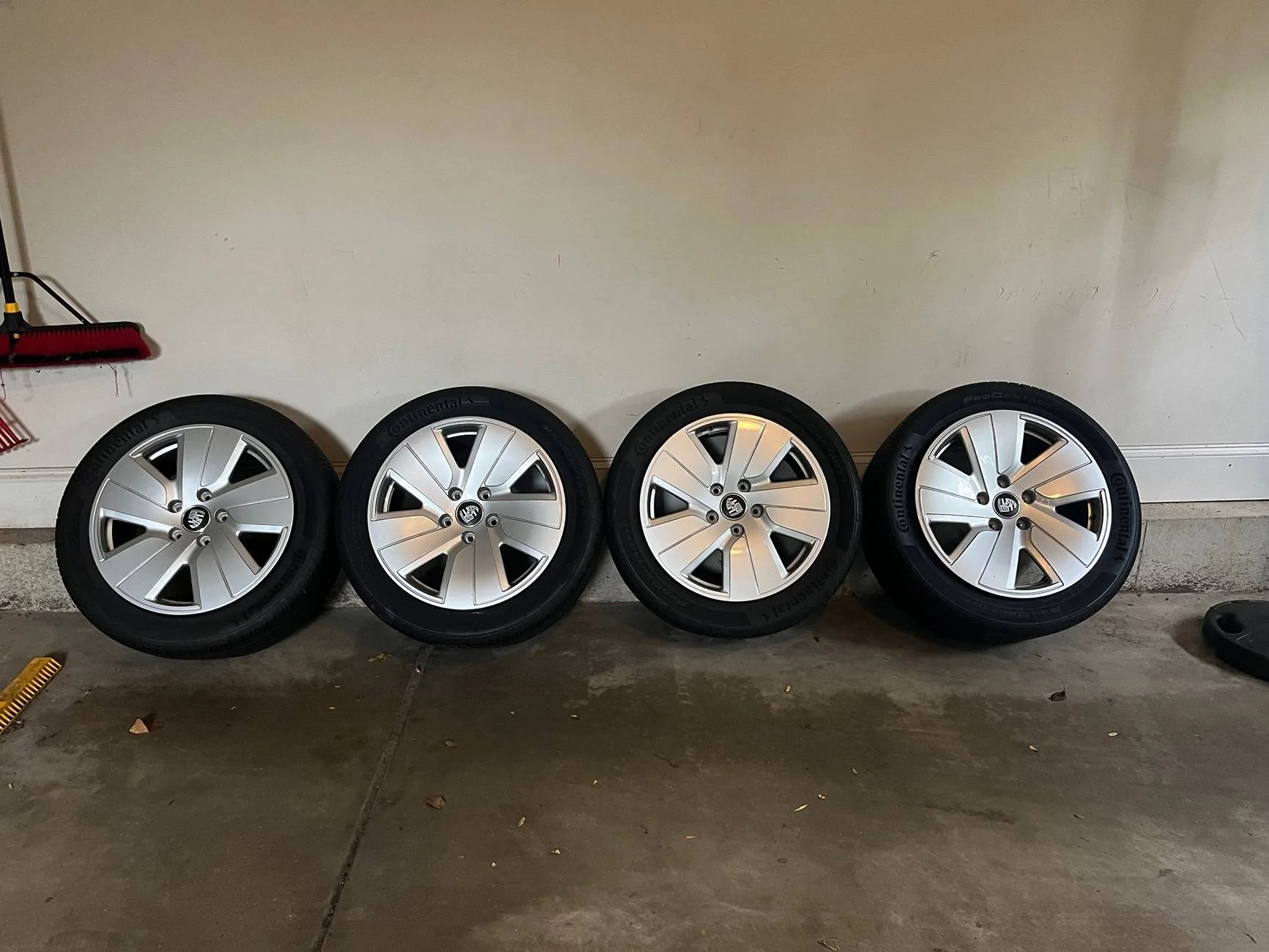 Porsche Taycan Taycan Wheels, Tires, TPMS Full Set Chicagoland image0