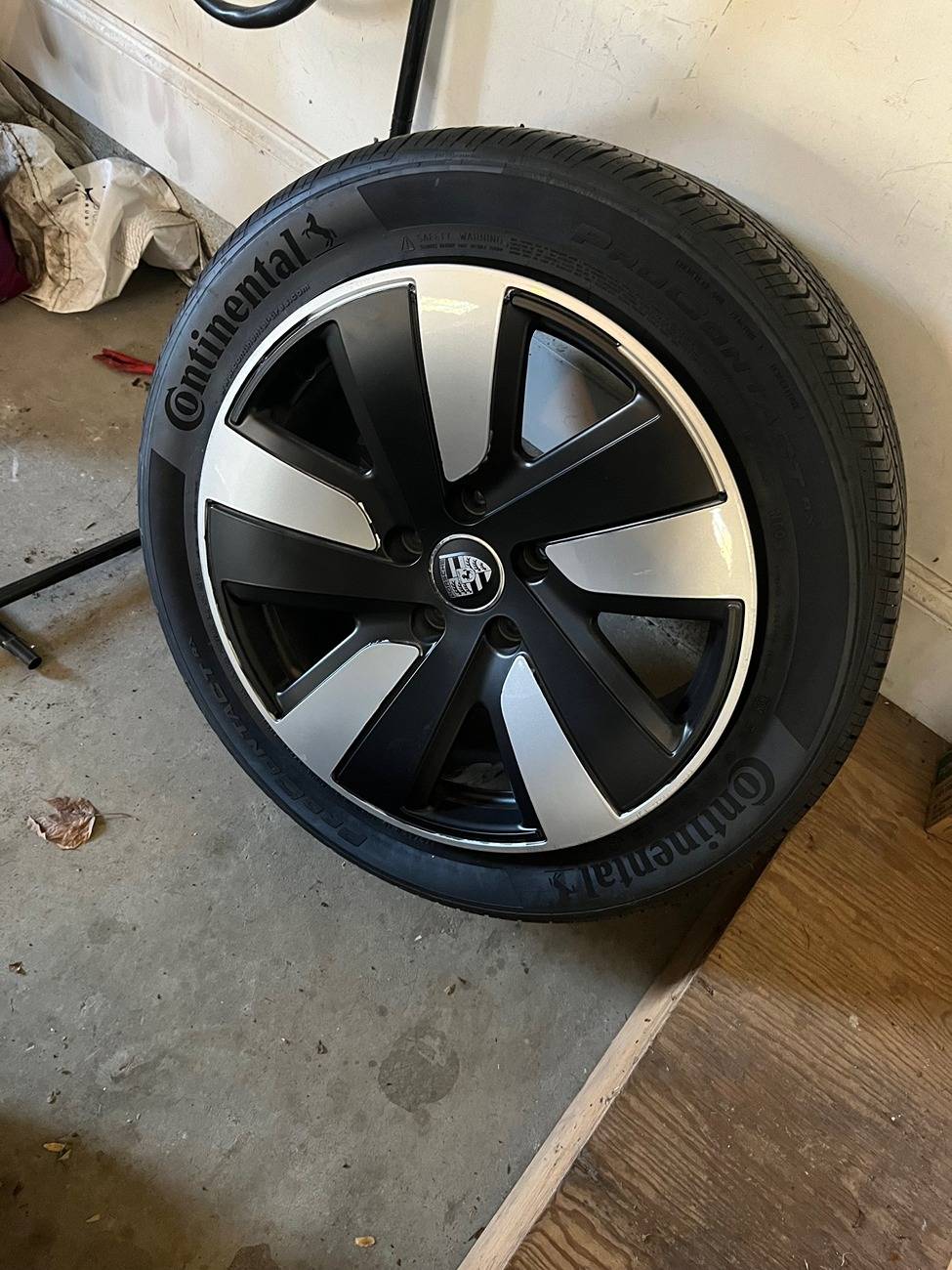 Porsche Taycan Taycan Wheels, Tires, TPMS Full Set Chicagoland image1