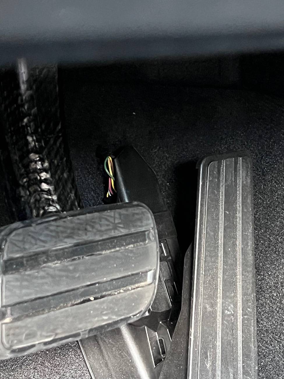 Porsche Taycan Exposed cables behind accelerator pedal, normal? 1728337171804-yu