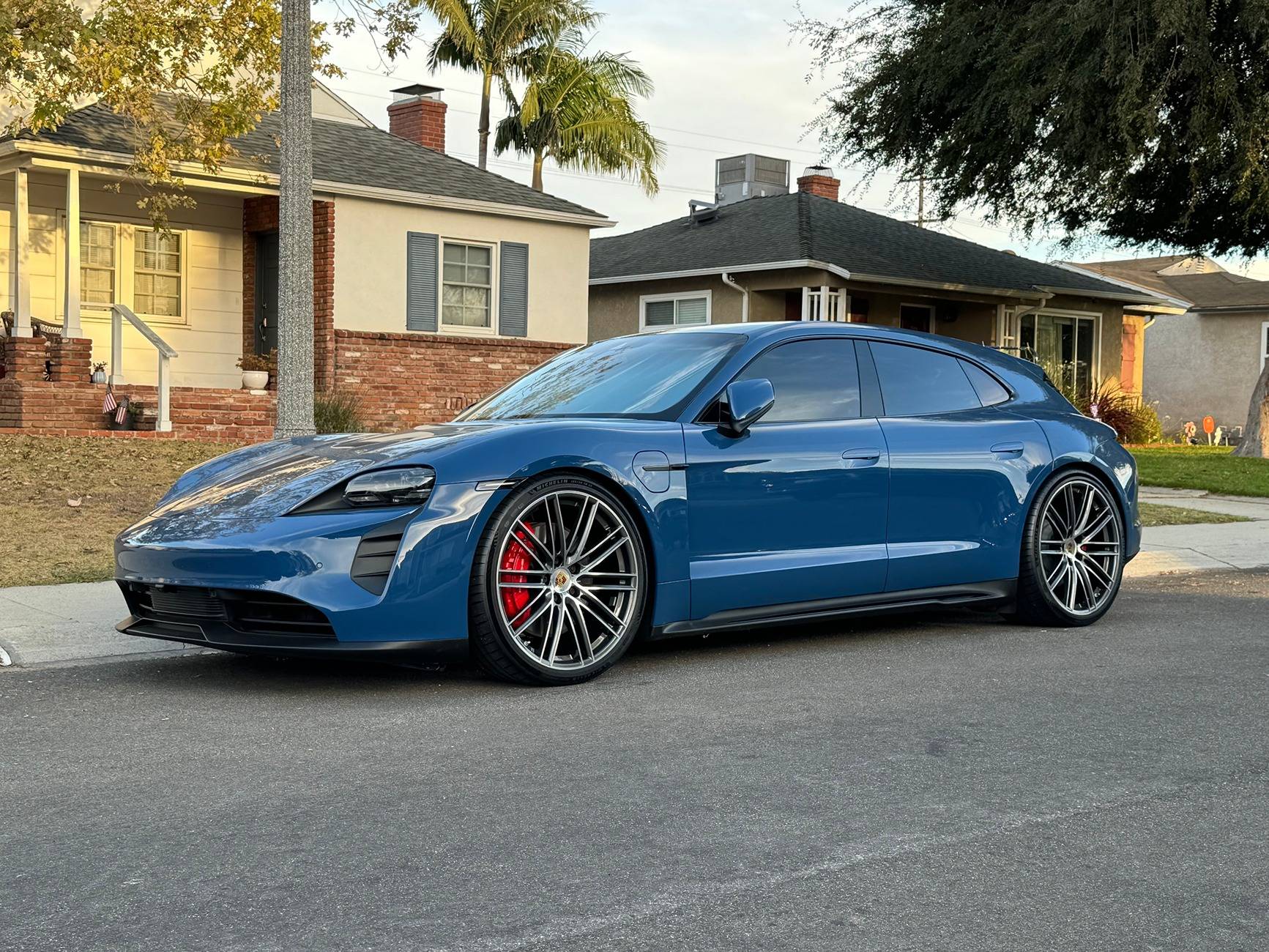 Porsche Taycan 2023 Taycan GTS Sport Turismo w/ 22" Turbo Design wheels from 9YB Cayenne Coupe 06 on street 20241026