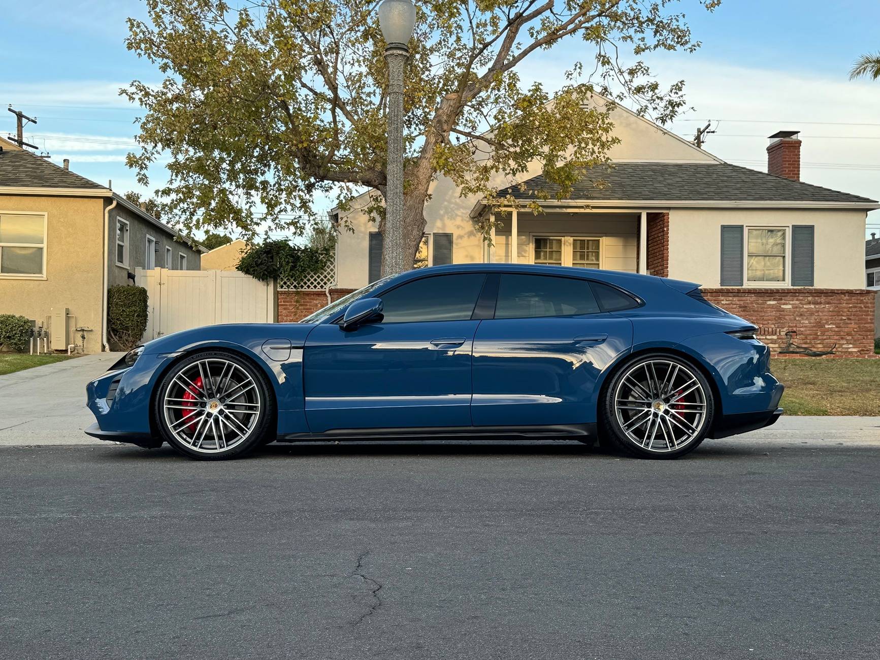 Porsche Taycan 2023 Taycan GTS Sport Turismo w/ 22" Turbo Design wheels from 9YB Cayenne Coupe 08 on street 20241026