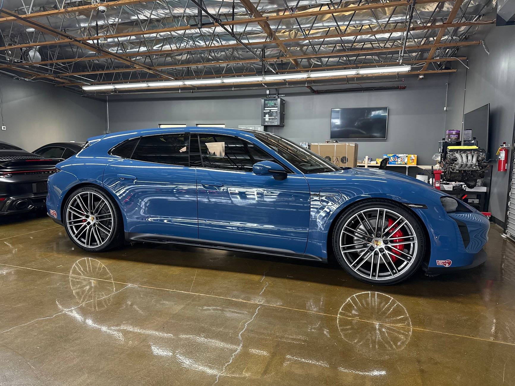 Porsche Taycan 2023 Taycan GTS Sport Turismo w/ 22" Turbo Design wheels from 9YB Cayenne Coupe 01_inside_BPAS_side01_20241025