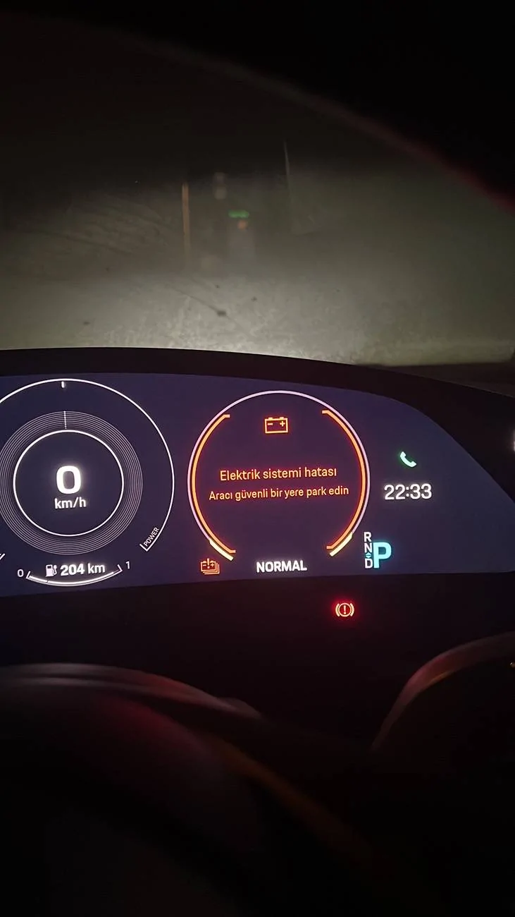 Porsche Taycan Taycan Red Electrical System Fault 892998C8-B1A0-442E-9227-BAE8C58E8D53