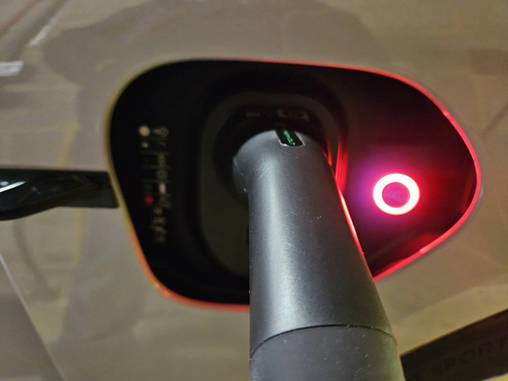 Porsche Taycan Red light on charging 20241108_150018