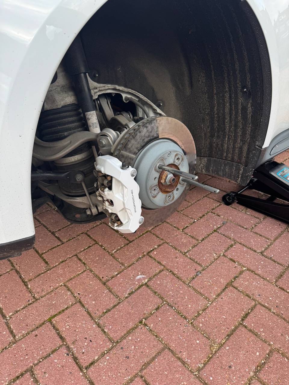 Porsche Taycan Hankook iON EVO 21" on J1 Taycan? / Corrosion on rear axle IMG_7098
