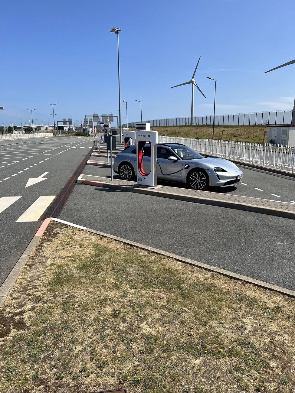 Porsche Taycan Identifying Tesla superchargers without 2 bay occupancy problem IMG_3335