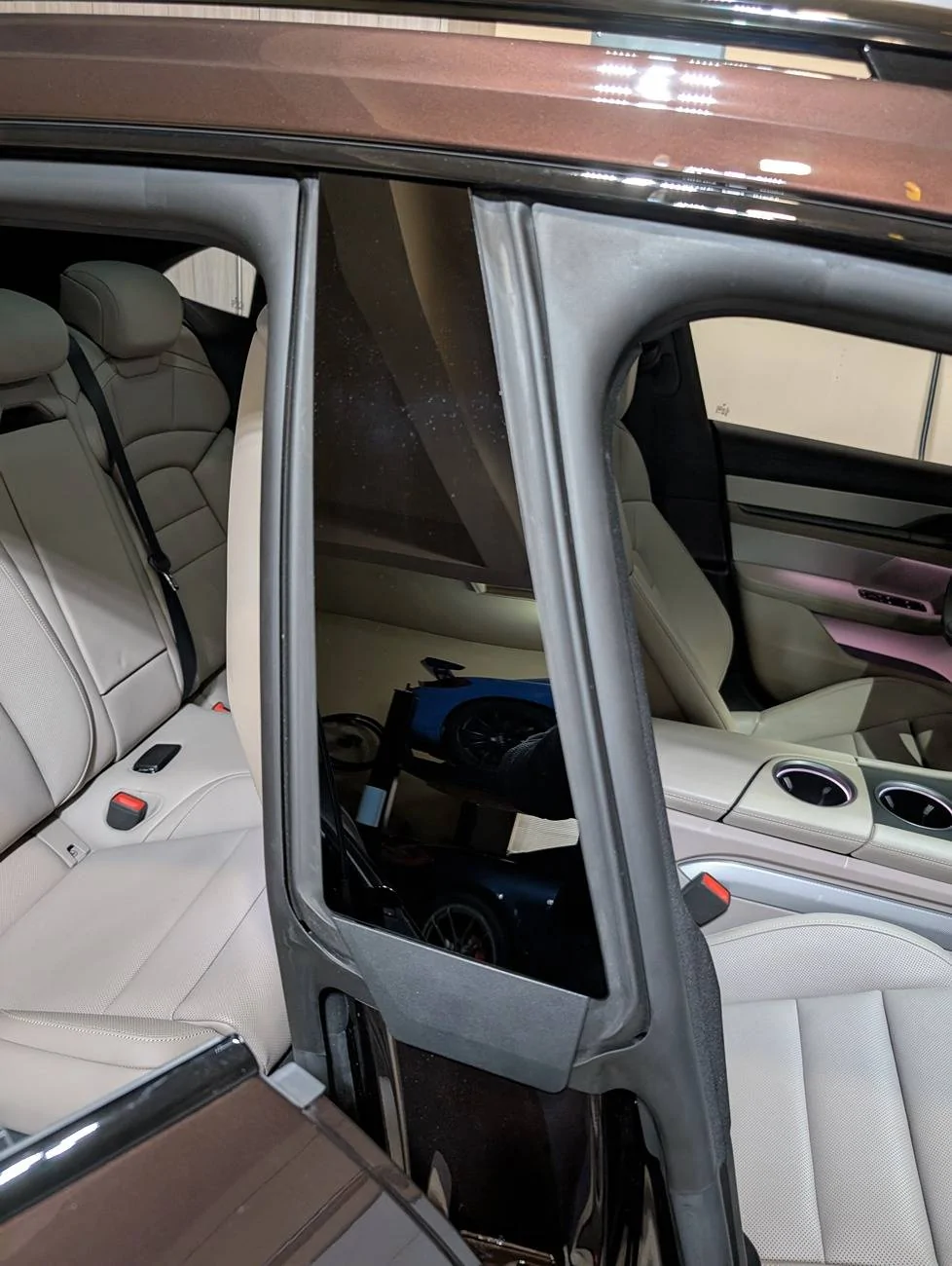 Porsche Taycan B-pillar Trim twist? 1000020112