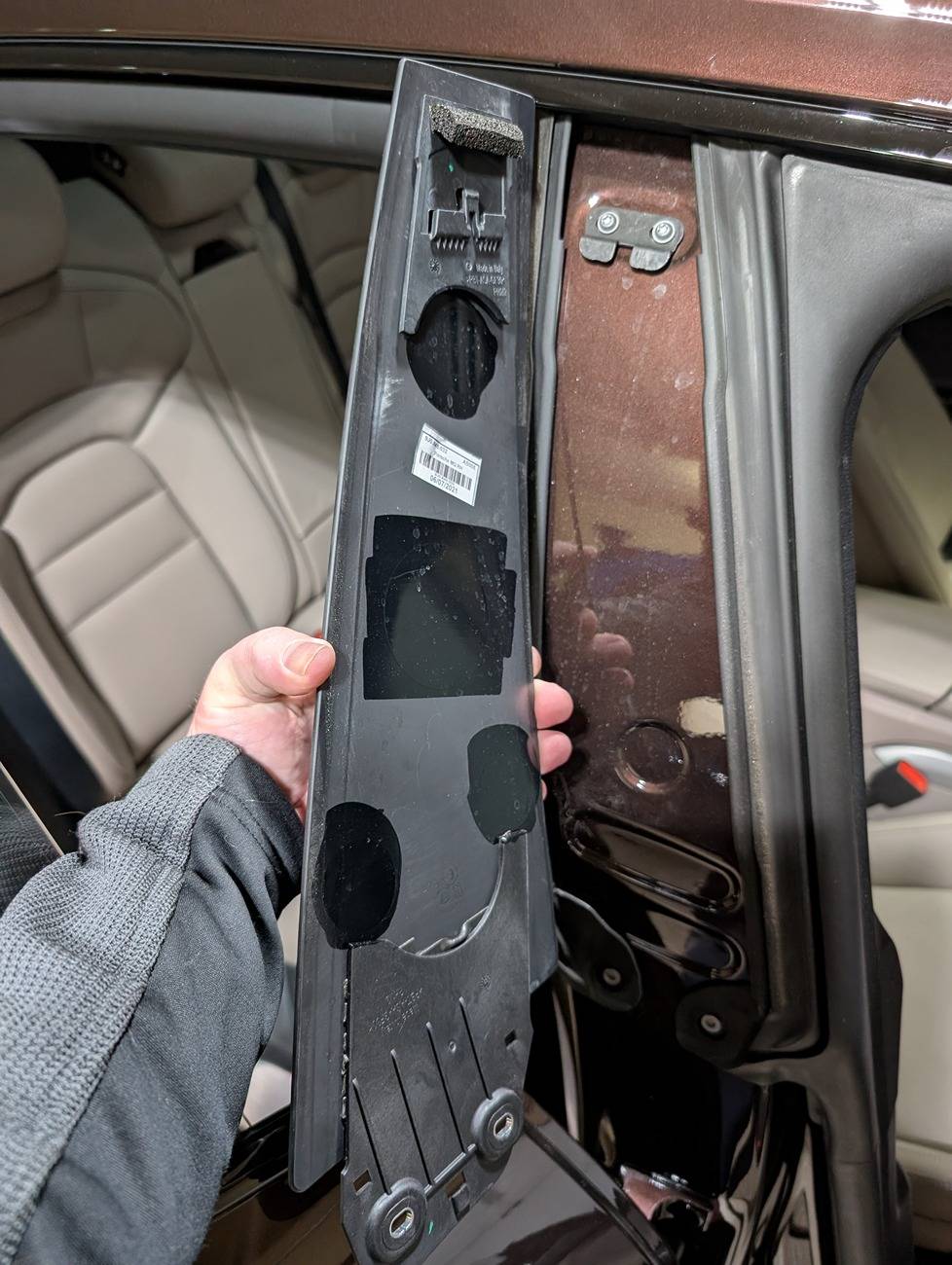 Porsche Taycan B-pillar Trim twist? 1000020115