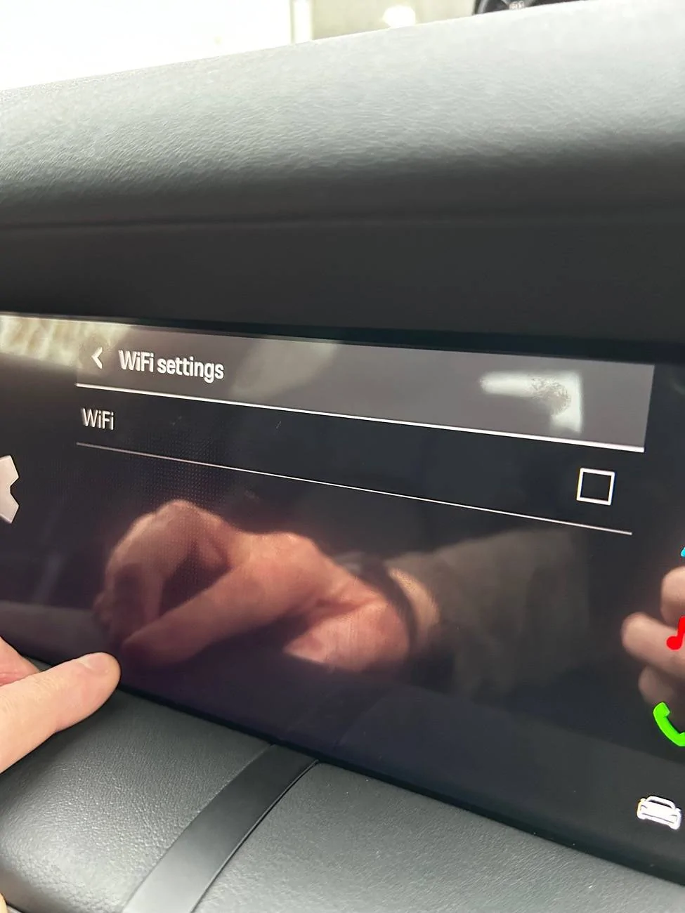 Porsche Taycan Apple CarPlay will not connect, asks to be connected via usb? IMG_8599