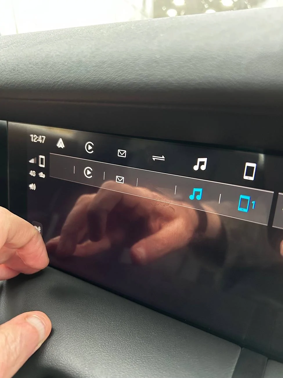 Porsche Taycan Apple CarPlay will not connect, asks to be connected via usb? IMG_8591
