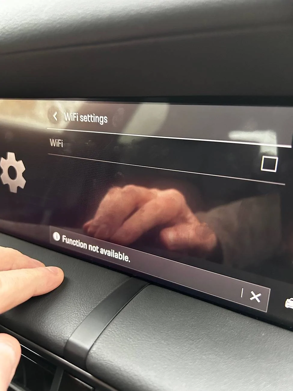 Porsche Taycan Apple CarPlay will not connect, asks to be connected via usb? IMG_8600