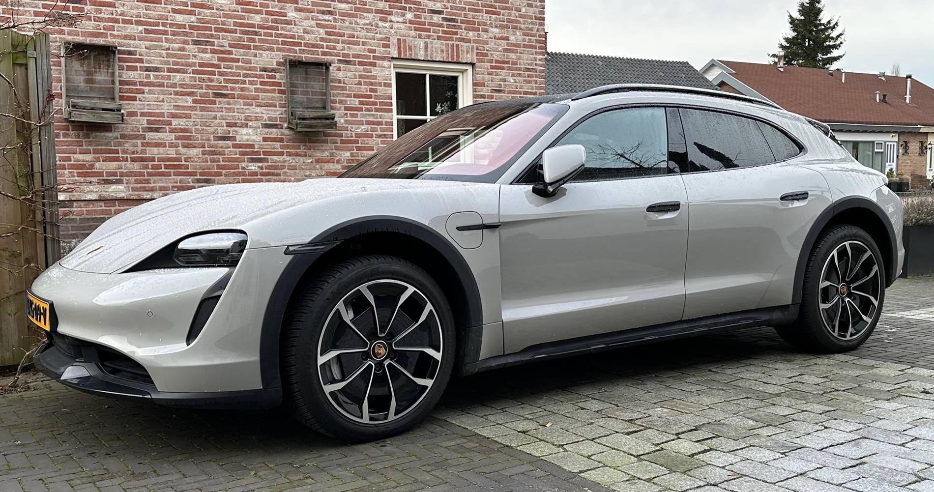 Porsche Taycan CHALK Taycan Club 2C50CEF0-8ADD-4E58-ADBA-5332AEEA8A93
