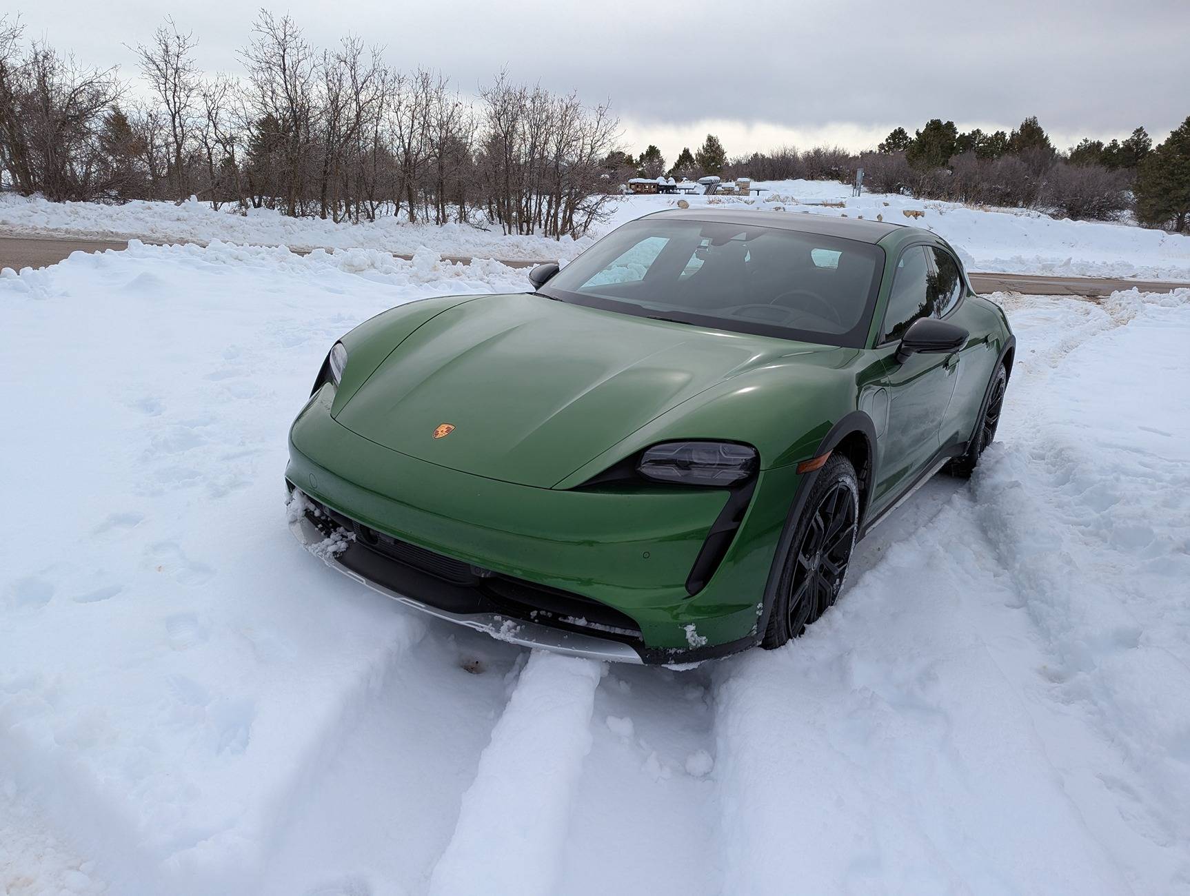 Porsche Taycan Taycan 4CR is baller in the snow! Snow front