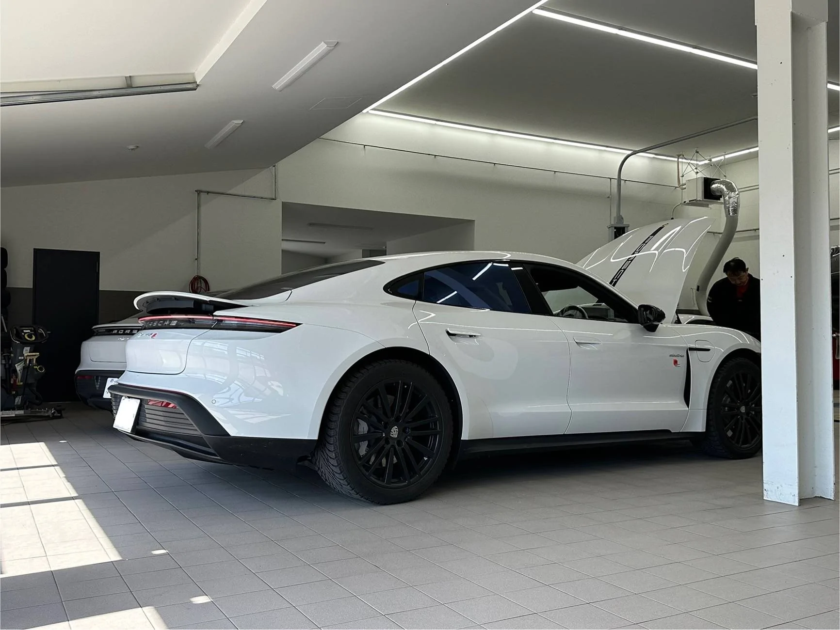 Porsche Taycan Rear spoiler always up IMG_8399