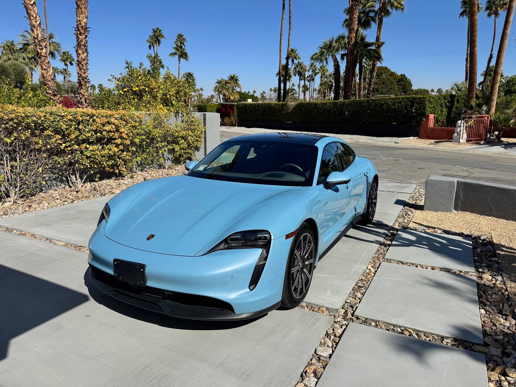 Porsche Taycan FROZEN BLUE Taycan Club Porsche - 1