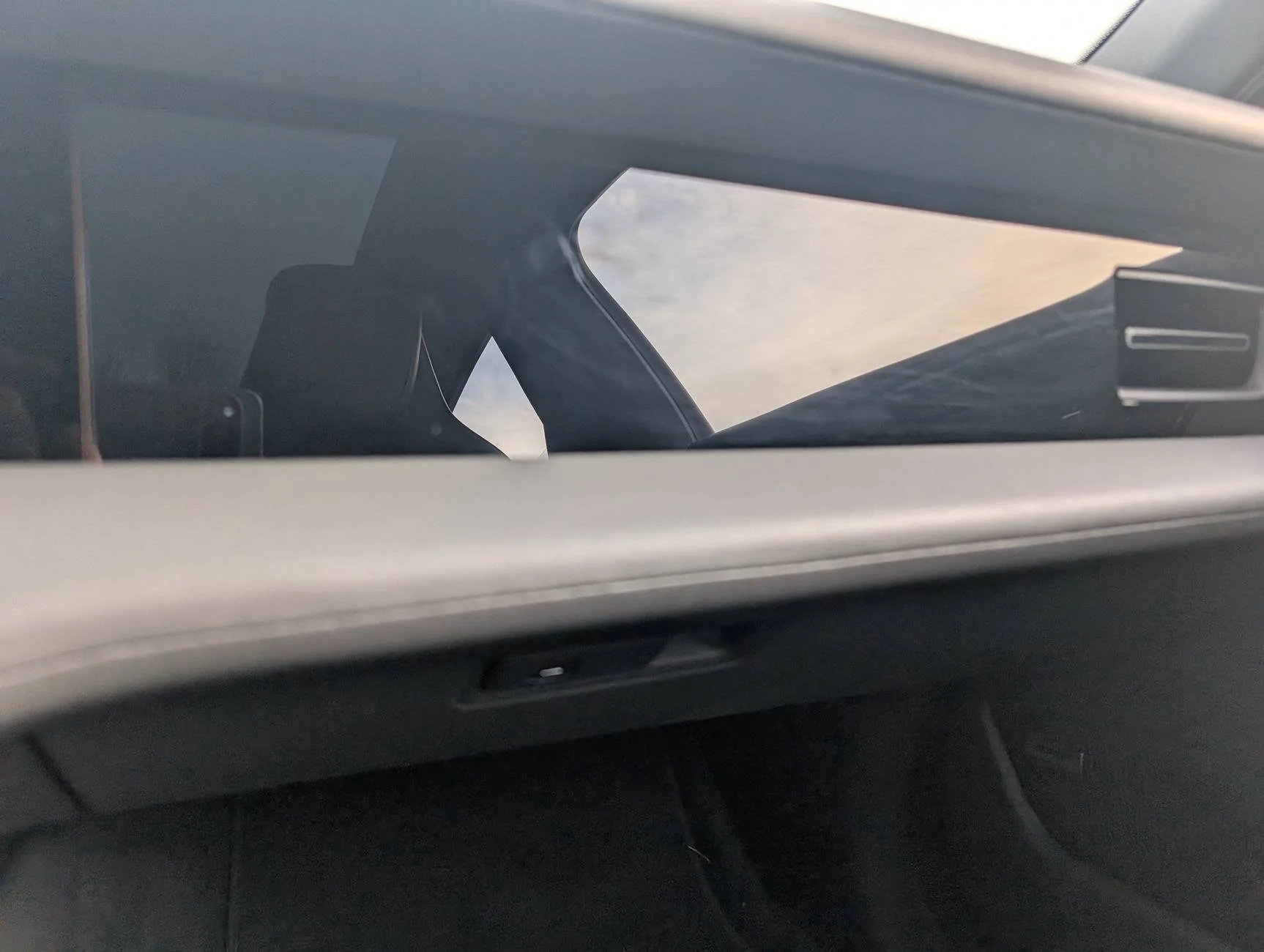Porsche Taycan Replace passenger side glossy dash panel? 1000005489