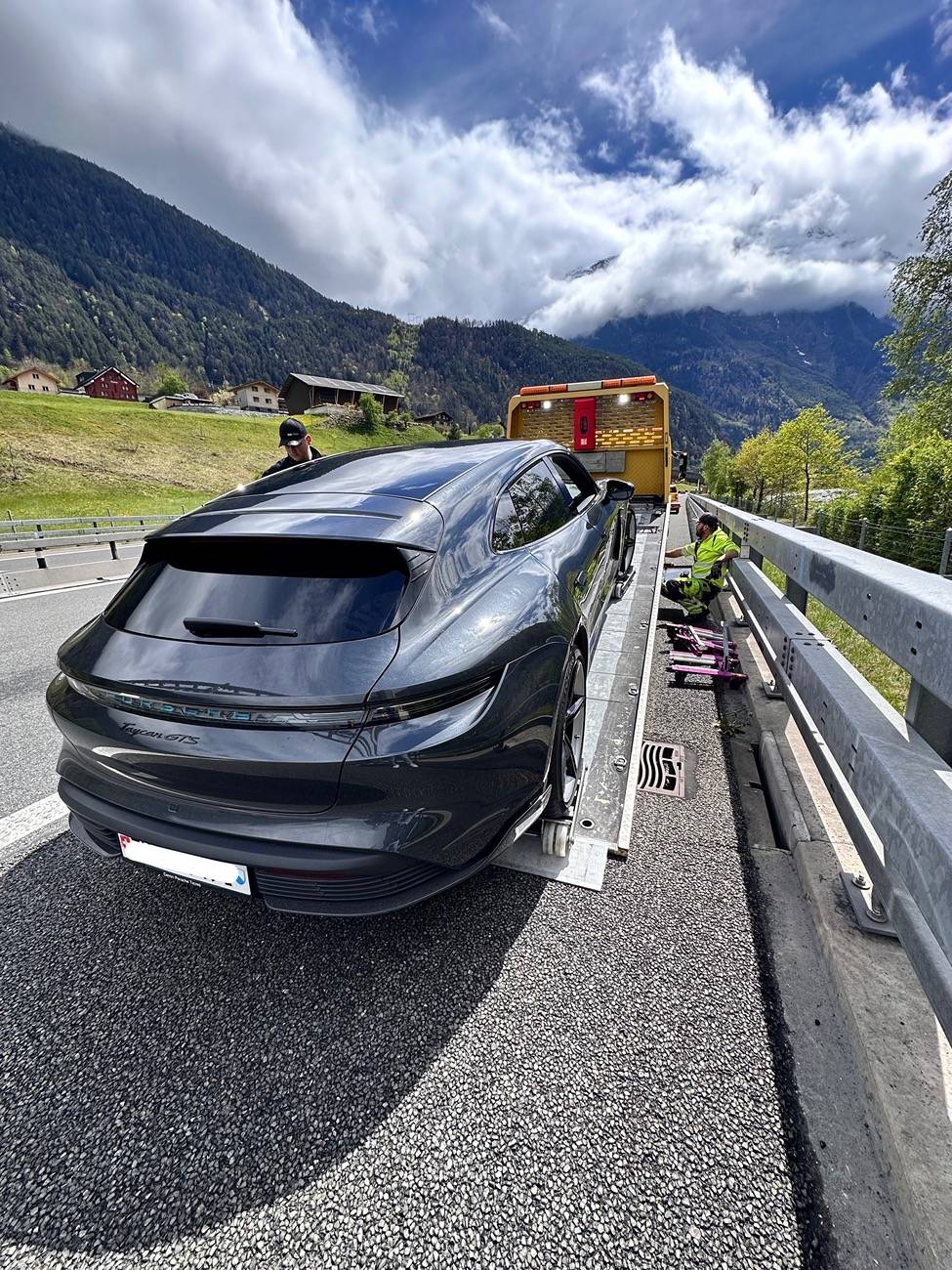 Porsche Taycan Taycan died on the highway... 491973064_24002377919364704_8233340064907199630_n