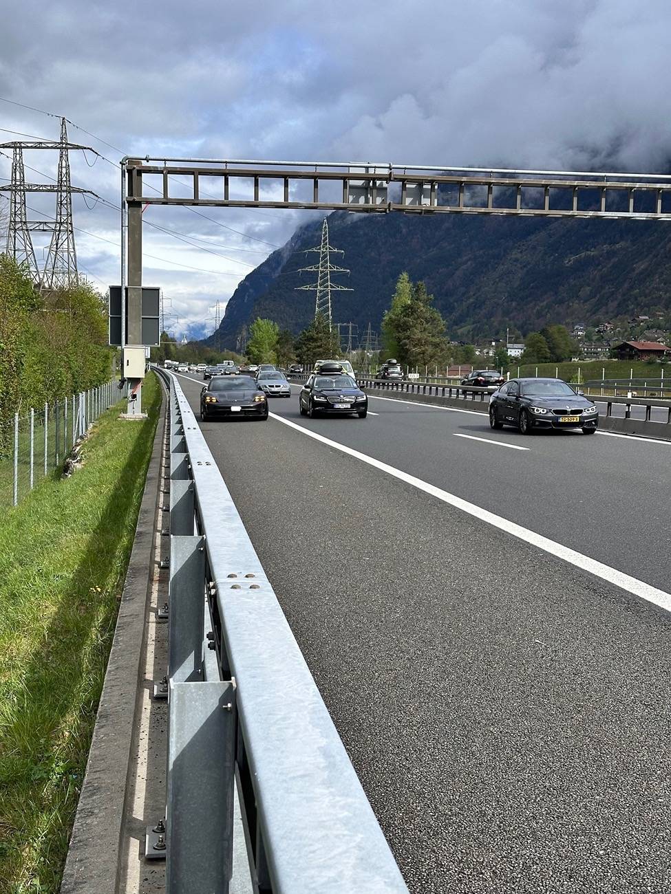 Porsche Taycan Taycan died on the highway... 491972551_24002377869364709_6745693801468902914_n