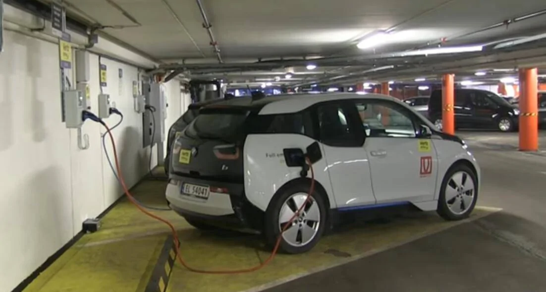 Porsche Taycan Anyone carry around the charge cable that came with the car? 1746458713689-m4