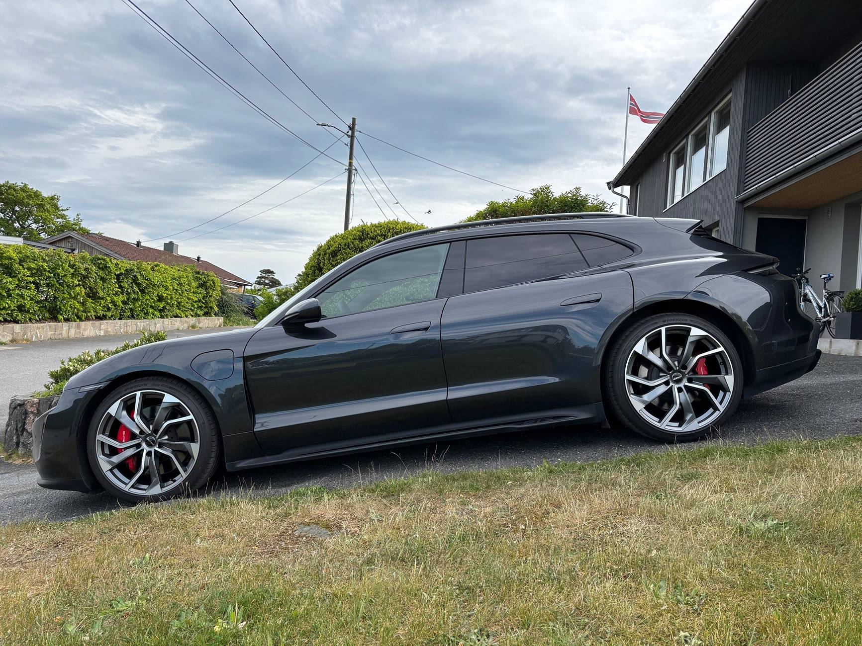 Porsche Taycan VOLCANO GREY Taycan Club IMG_2652