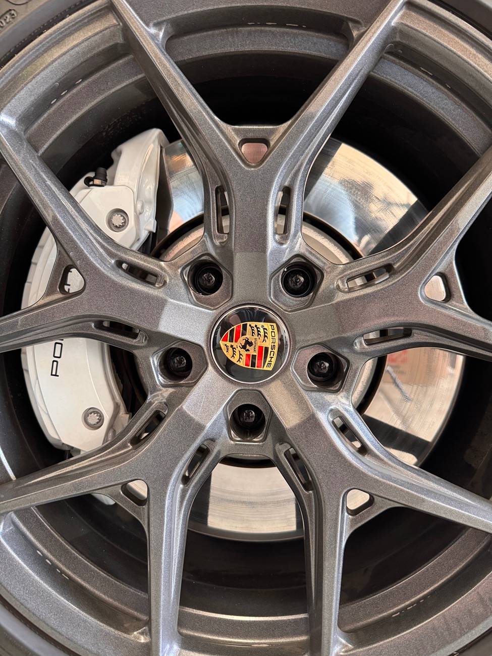 Porsche Taycan eBay wheels Porsche emblem IMG_5309