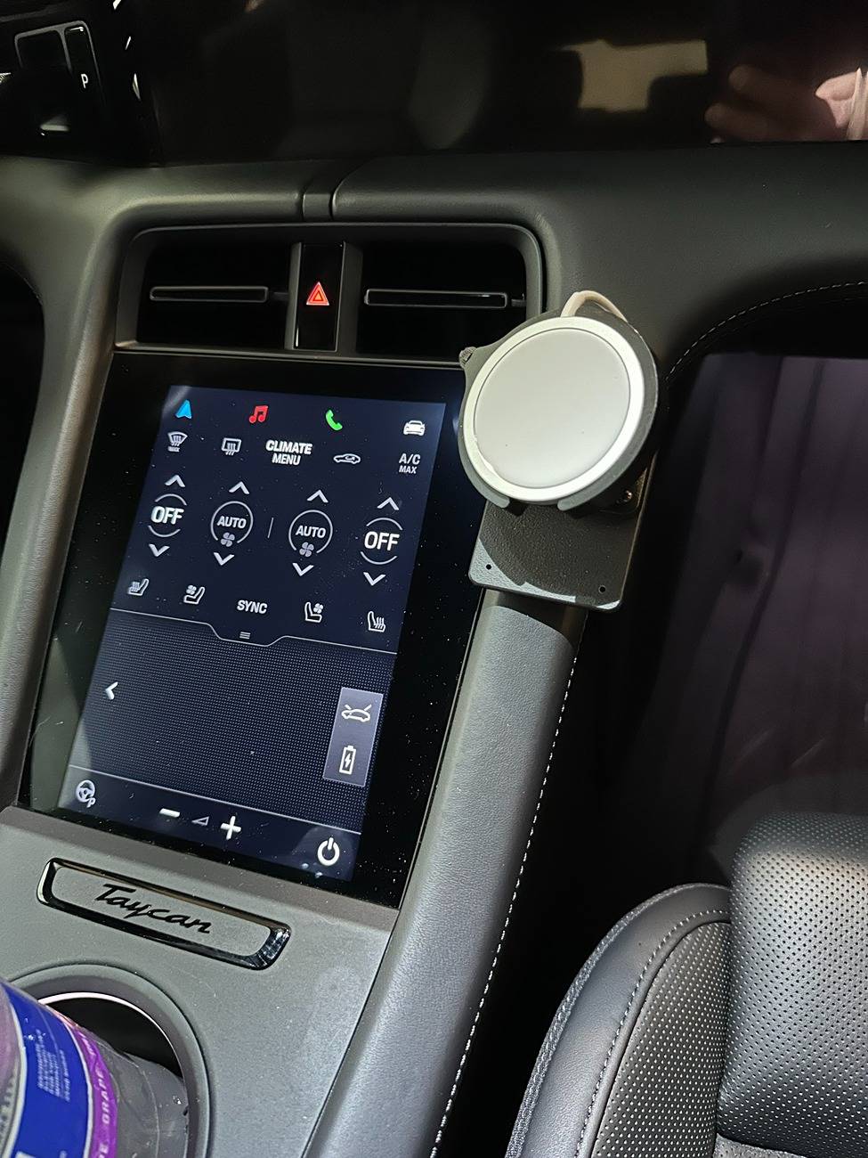 Porsche Taycan Phone holder solution near drivers display IMG_3103