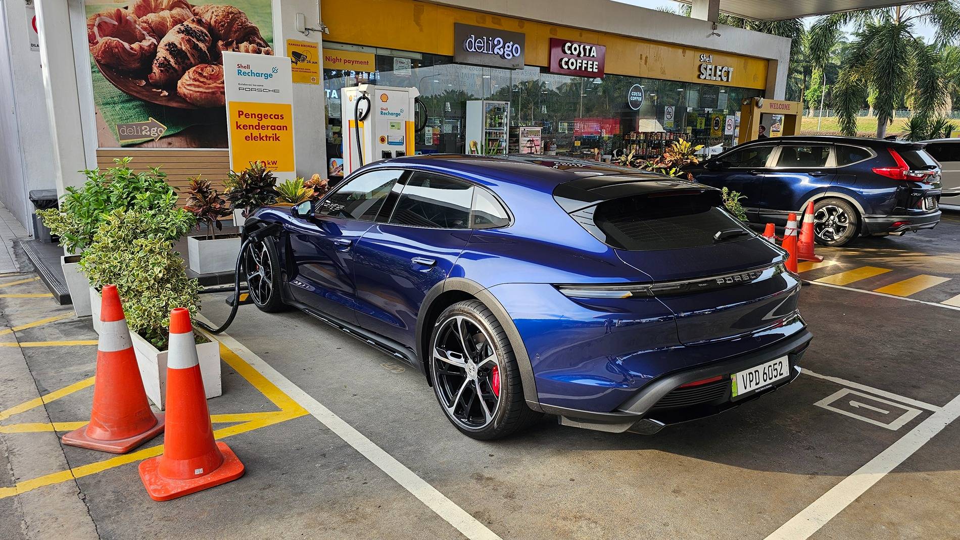 Porsche Taycan GENTIAN BLUE Taycan Club 20250602_082658