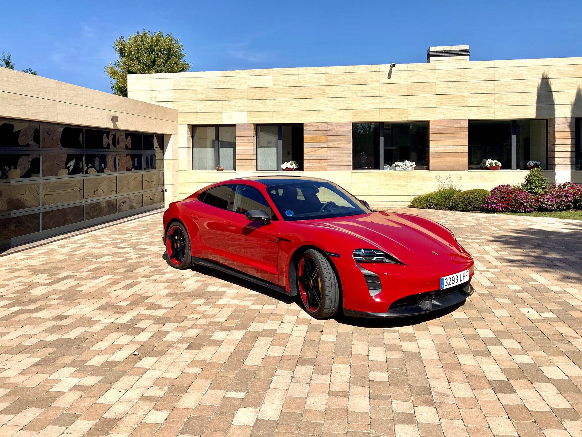 Porsche Taycan CARMINE RED Taycan Club 20184A40-7C0D-4BAE-8380-B905C5A4F84C