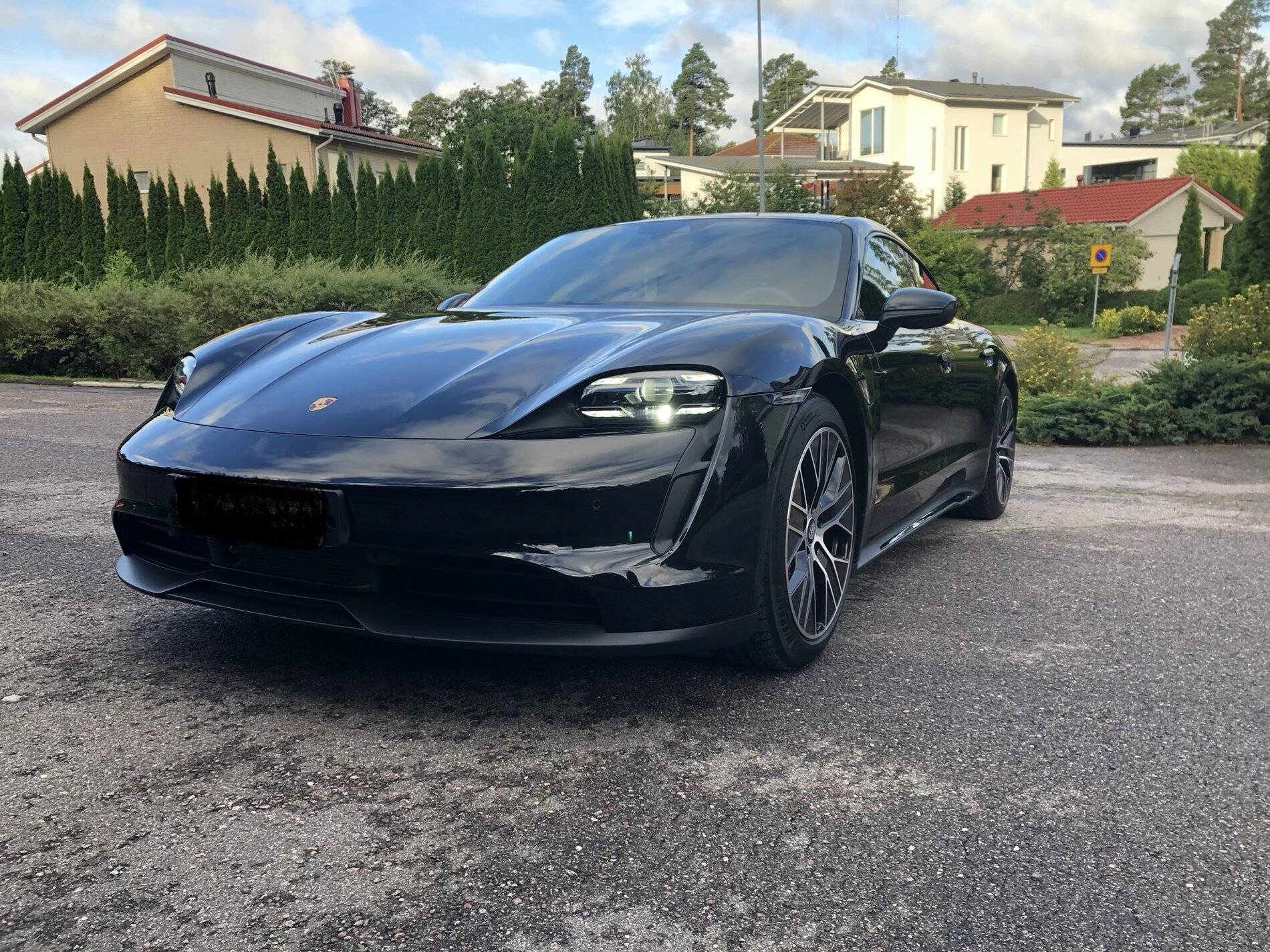 Porsche Taycan BLACK / JET BLACK Taycan Club 2A7A8C6D-98FF-4EE2-B27F-2AA9334FB2C4