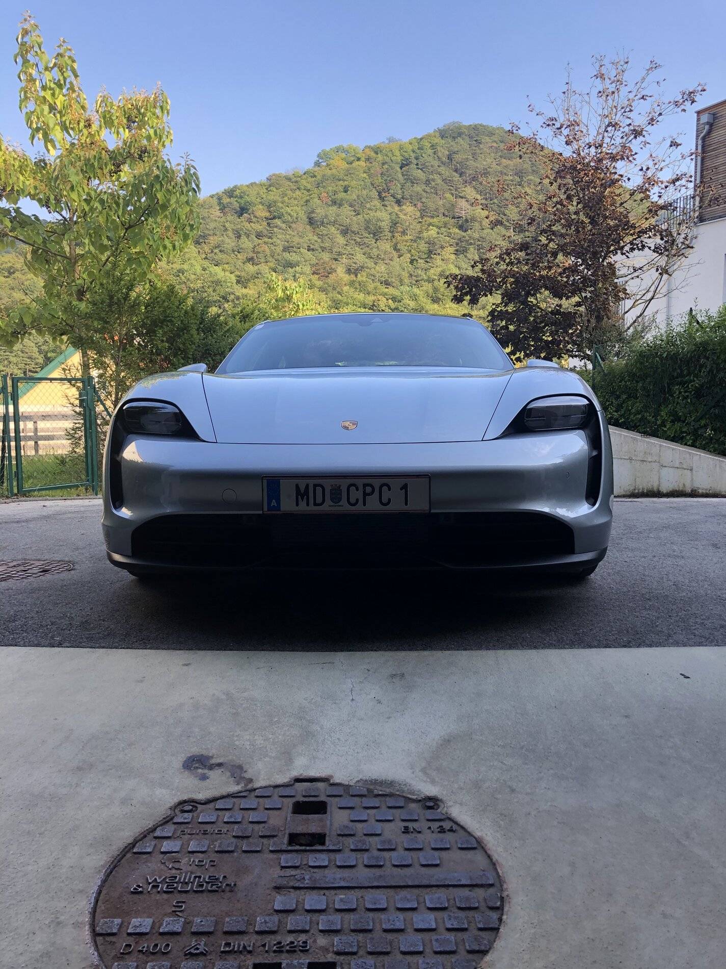 Porsche Taycan DOLOMITE SILVER Taycan Club 57B930B3-C275-431B-977E-BCBD45B72564