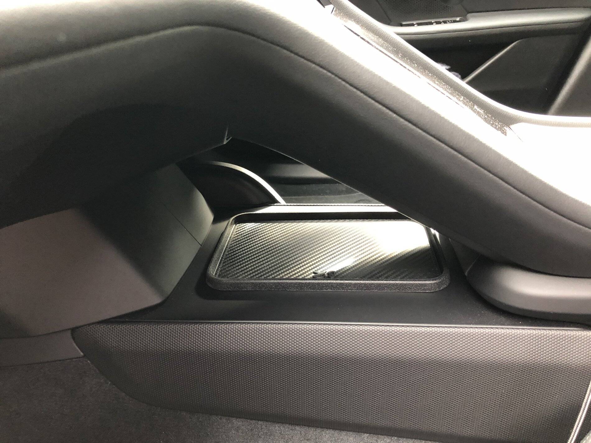 Porsche Taycan Storage space under centre console DC22A396-CF55-4192-BEE9-BC86E603AD86
