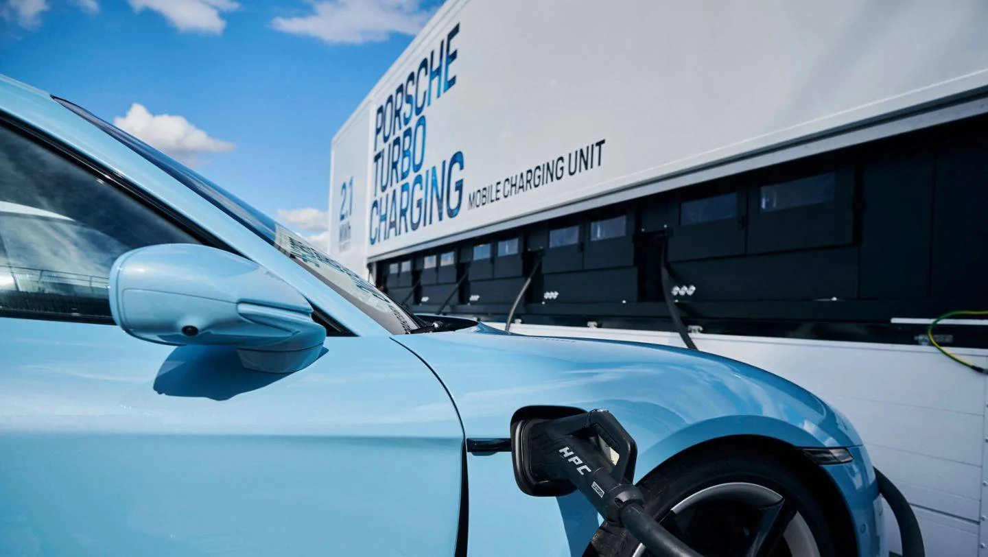 Porsche Taycan High-power charging trucks become mobile power sources 2_DSC3195