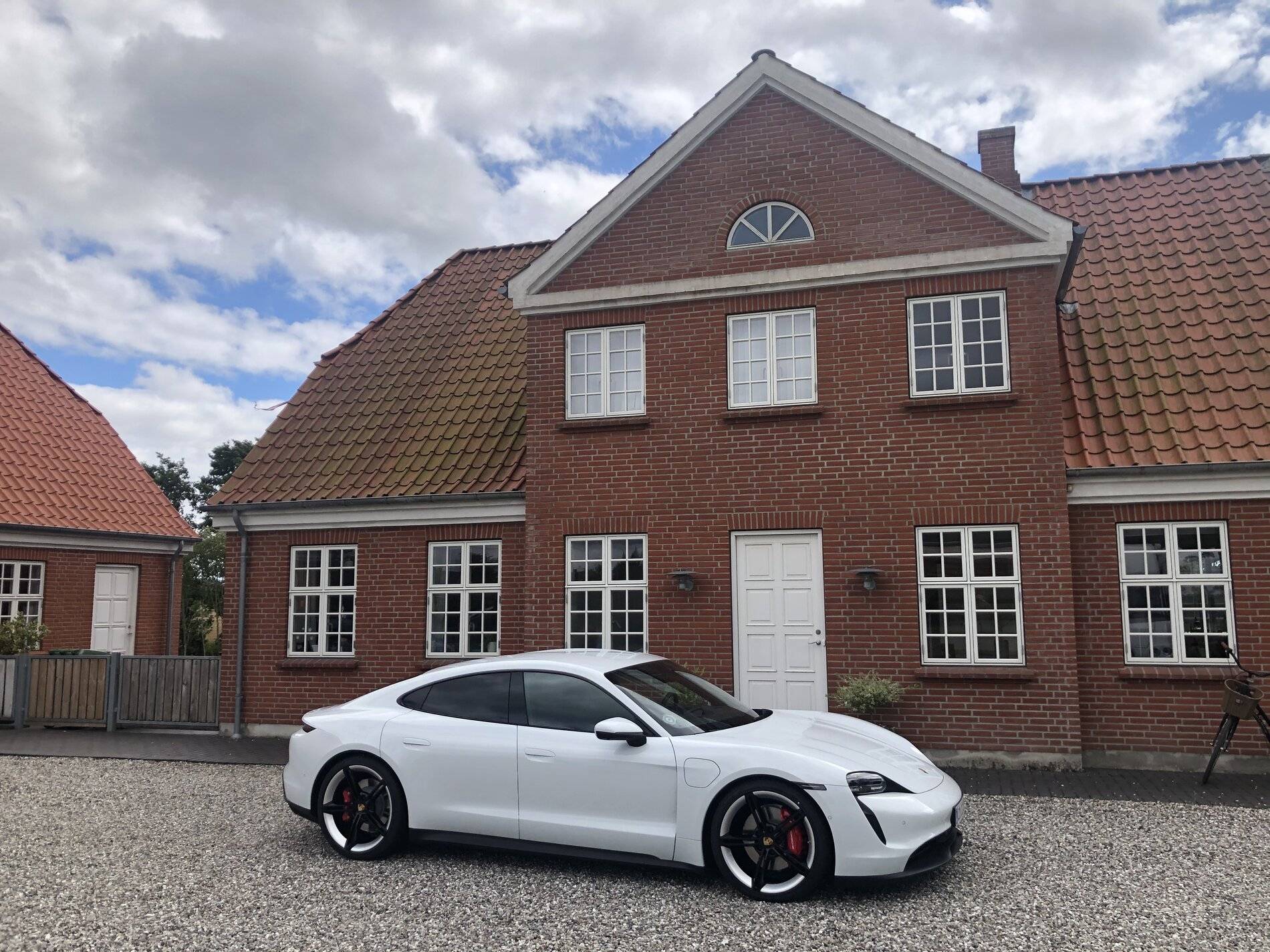 Porsche Taycan Mission-E wheels fit Taycan 4S with the standard brakes? 0D573C98-3ACB-42BE-B425-4387200E3AB8