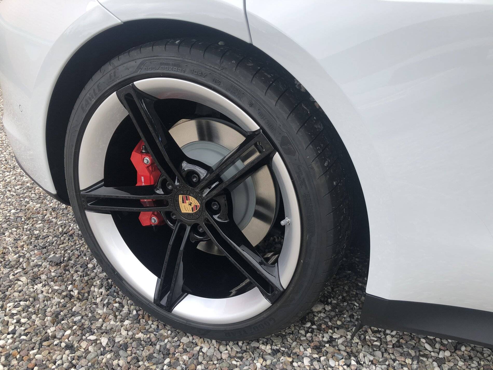 Porsche Taycan Mission-E wheels fit Taycan 4S with the standard brakes? 42387292-F1AA-46BE-AD62-A03B5375DC30