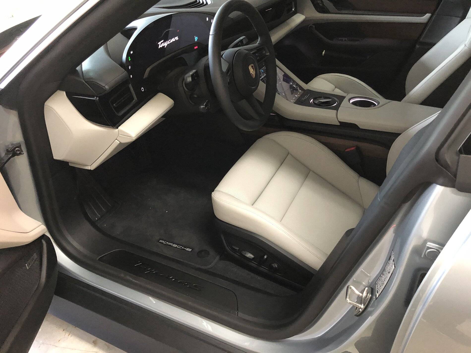 Porsche Taycan DOLOMITE SILVER Taycan Club A9A4B43E-A442-40B5-91BF-3FE281A7BF18