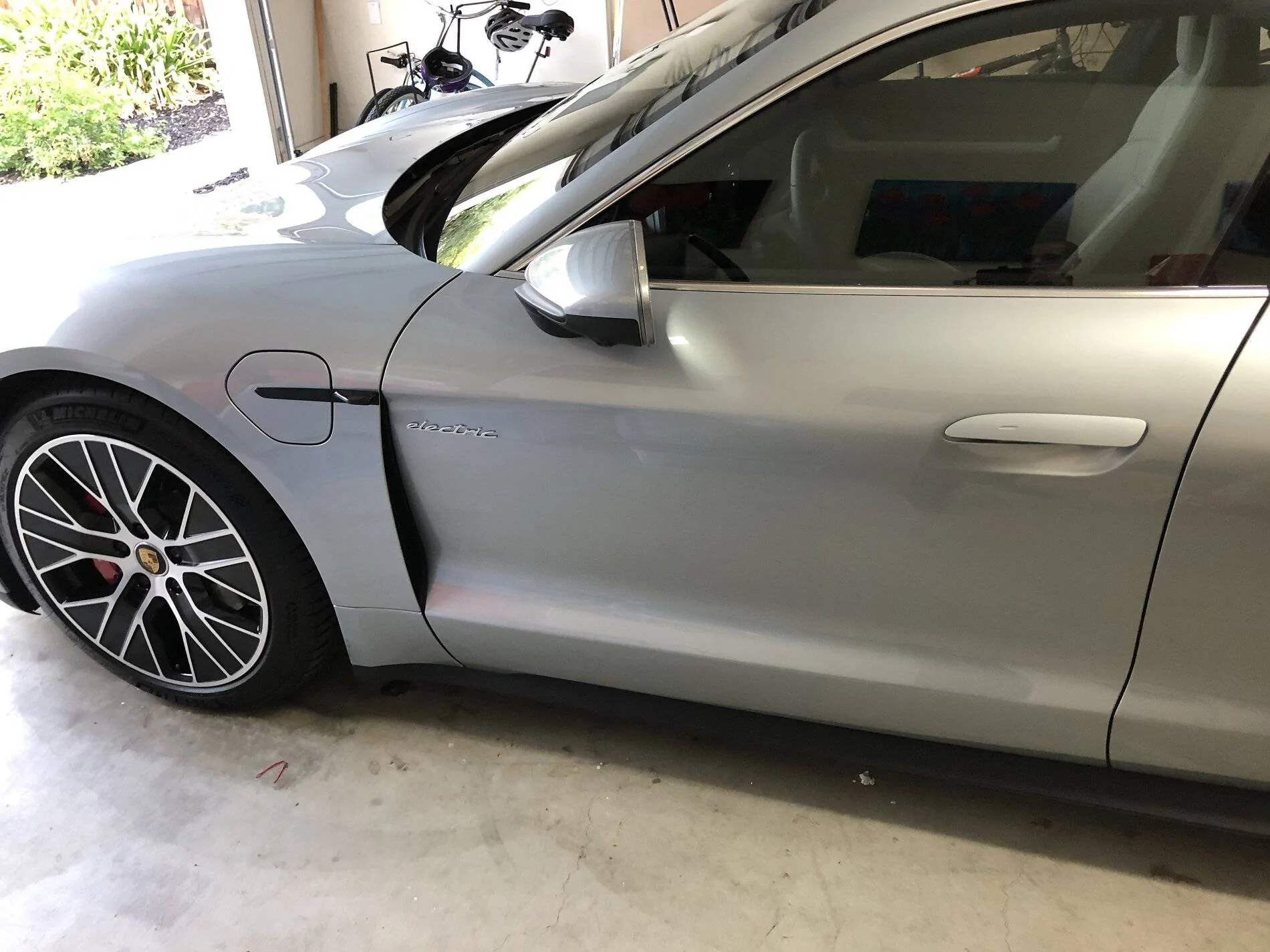 Porsche Taycan DOLOMITE SILVER Taycan Club 1C501B85-DEA7-41F5-9C9E-3AE76F30CE70