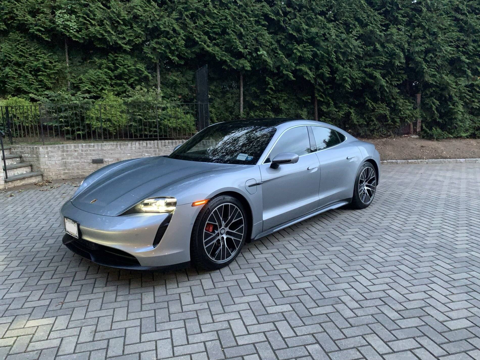 Porsche Taycan DOLOMITE SILVER Taycan Club 23B4E212-F8AD-4459-8605-F6B8A3AA511C