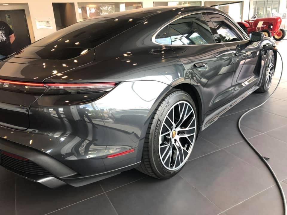 Porsche Taycan VOLCANO GREY Taycan Club 9EF9E498-961A-4EF0-B519-90322DCCD106