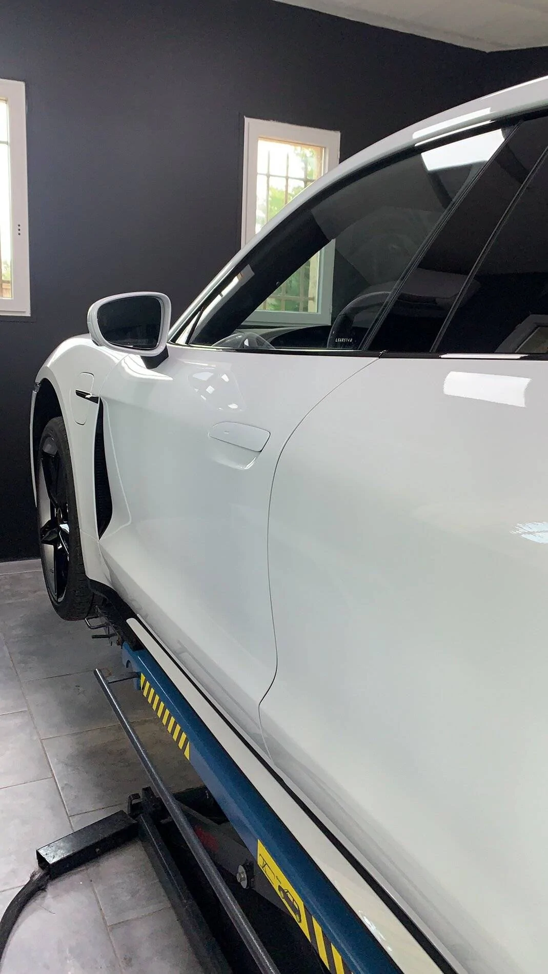 Porsche Taycan CARRARA WHITE Taycan Club 6F51FA64-D703-4FE1-BD43-1C3EAEB08ACC